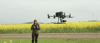 Rådgiver om droner: Få styr på tidsler og  gråbynker og spar på kemien